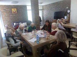 Penzioneri u dnevnom boravku doma za stare Vila Sv. Nikola