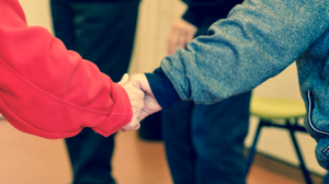 Dvoje penzionera se drže za ruke